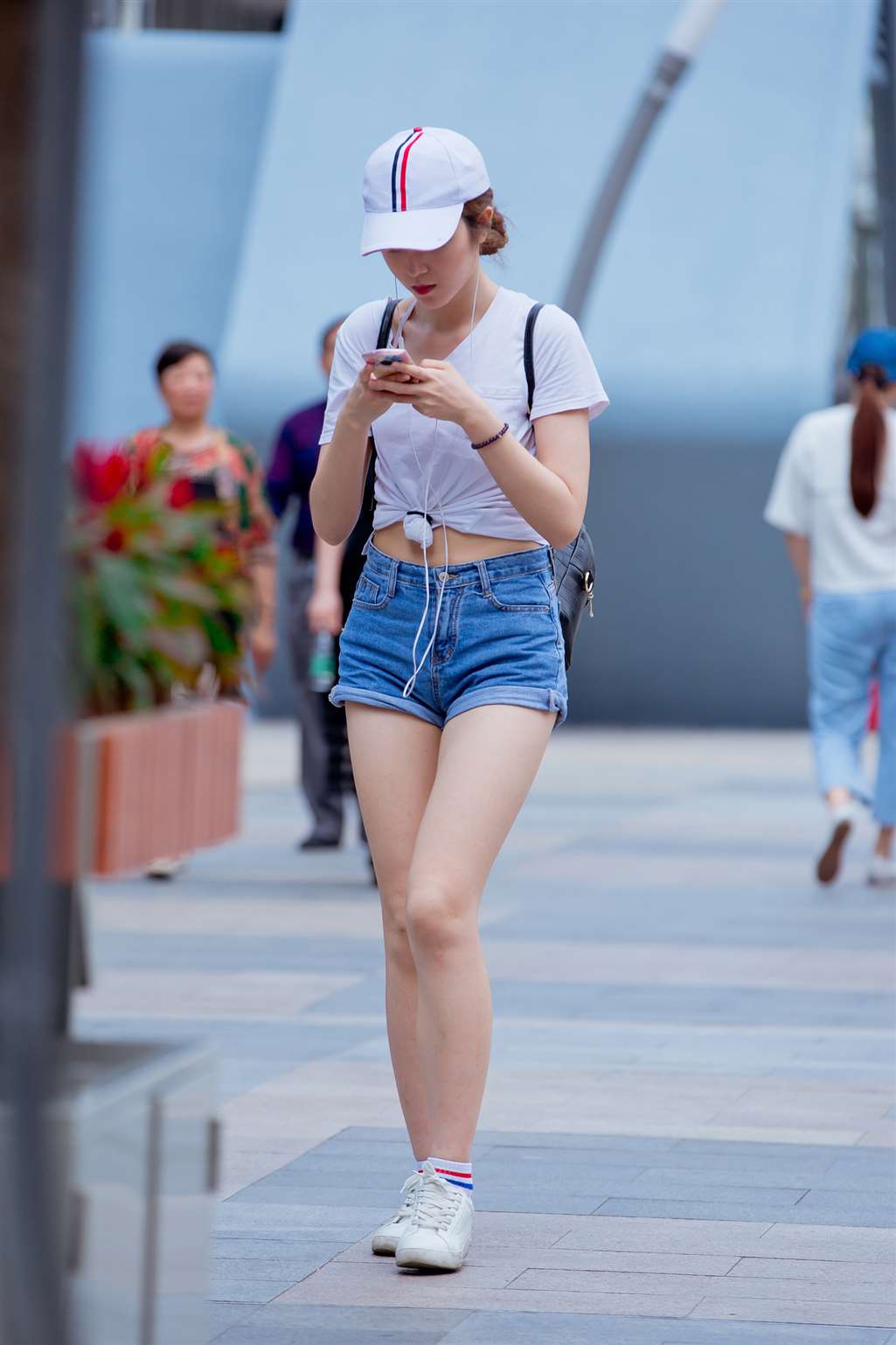 图片[2]-热裤，裸腿，运动鞋（16）-街拍流行馆