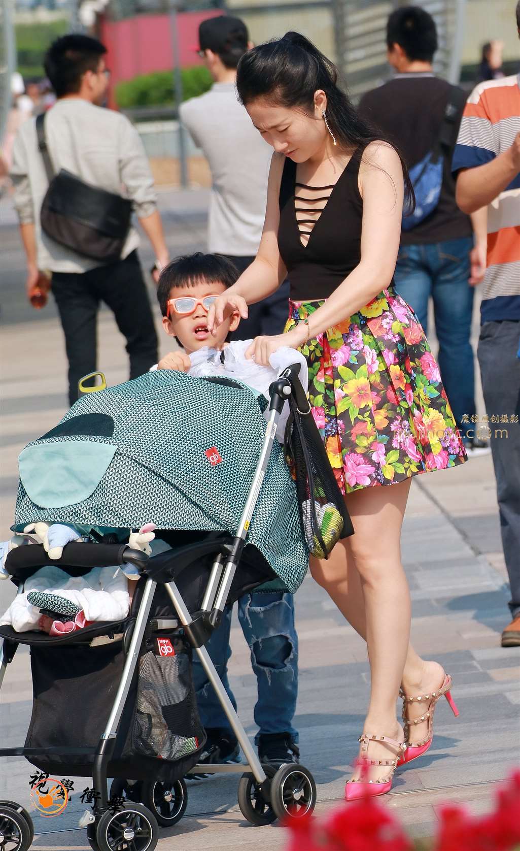 图片[1]-低胸 高跟 高雅嫩白少妇-街拍流行馆