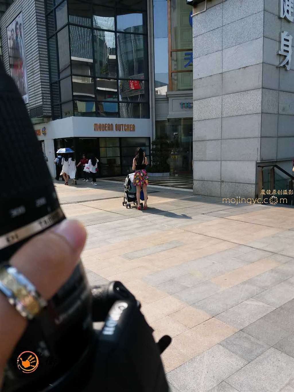 图片[2]-低胸 高跟 高雅嫩白少妇-街拍流行馆