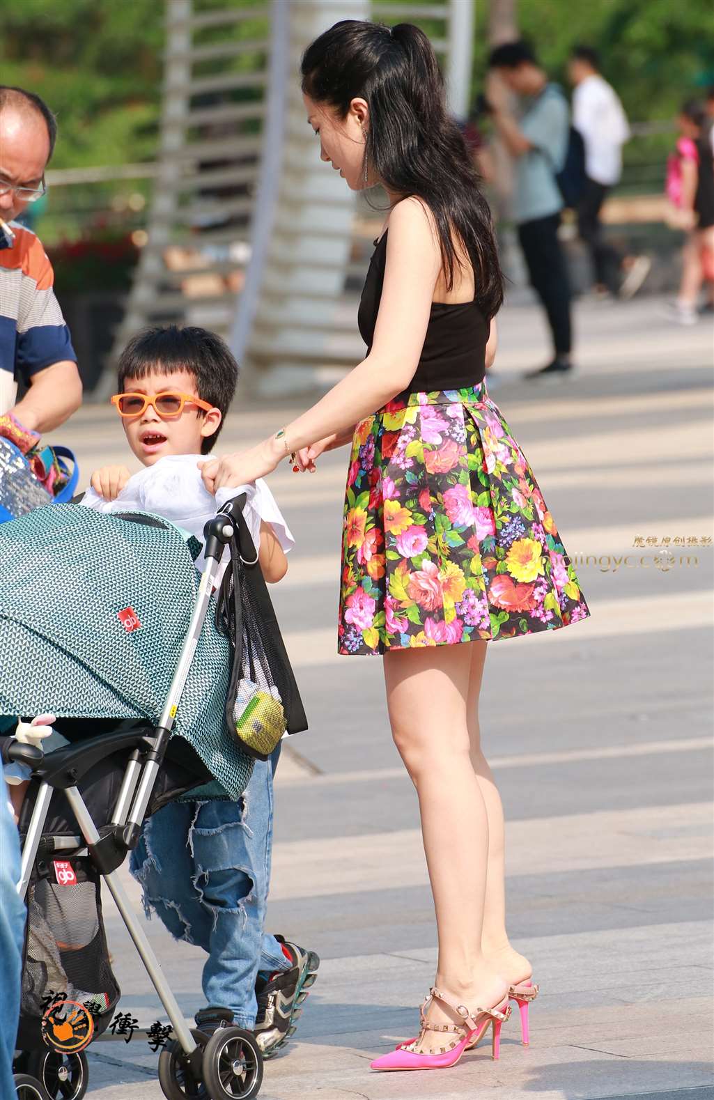 图片[3]-低胸 高跟 高雅嫩白少妇-街拍流行馆