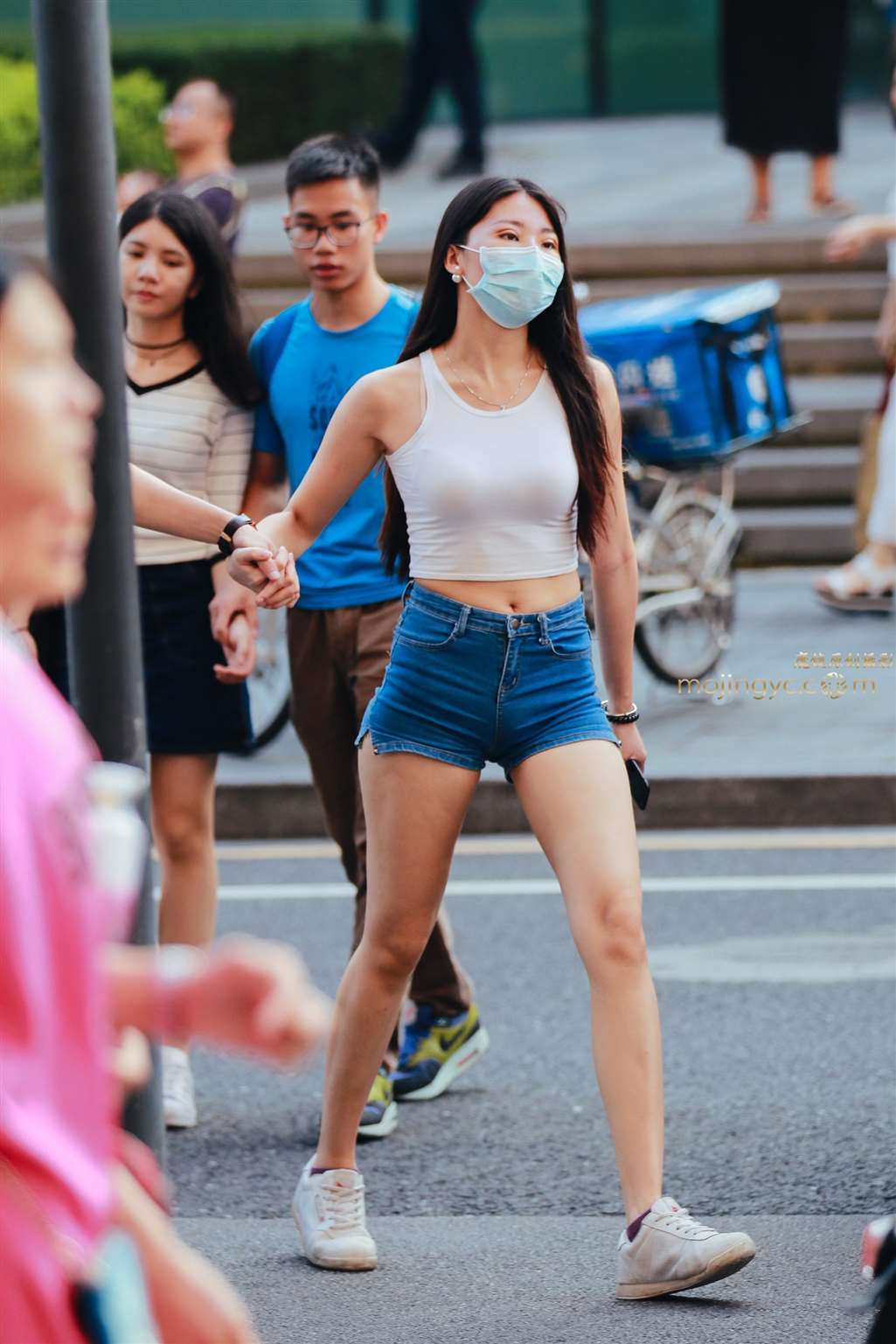 图片[1]-紧身 露脐-街拍流行馆