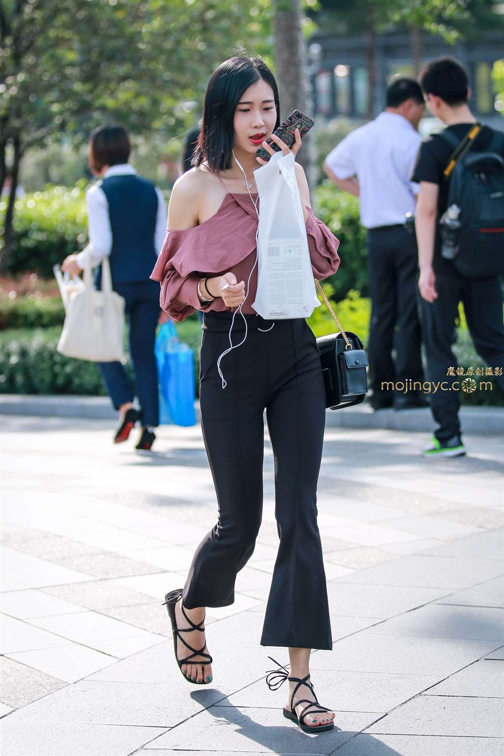 图片[1]-甜美可人也性感-街拍流行馆