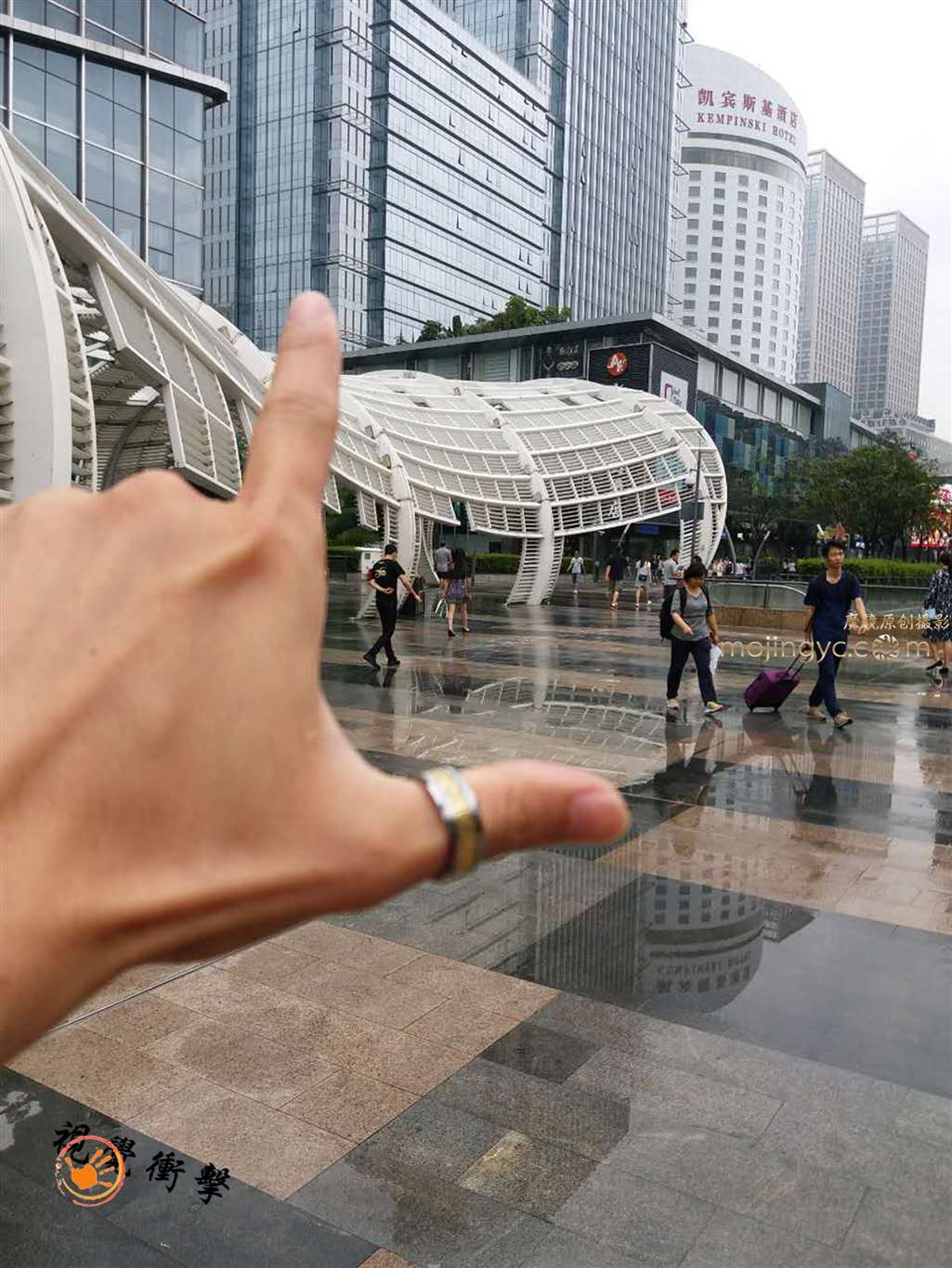 图片[2]-秀发 背带 包臀裙 高跟少妇-街拍流行馆