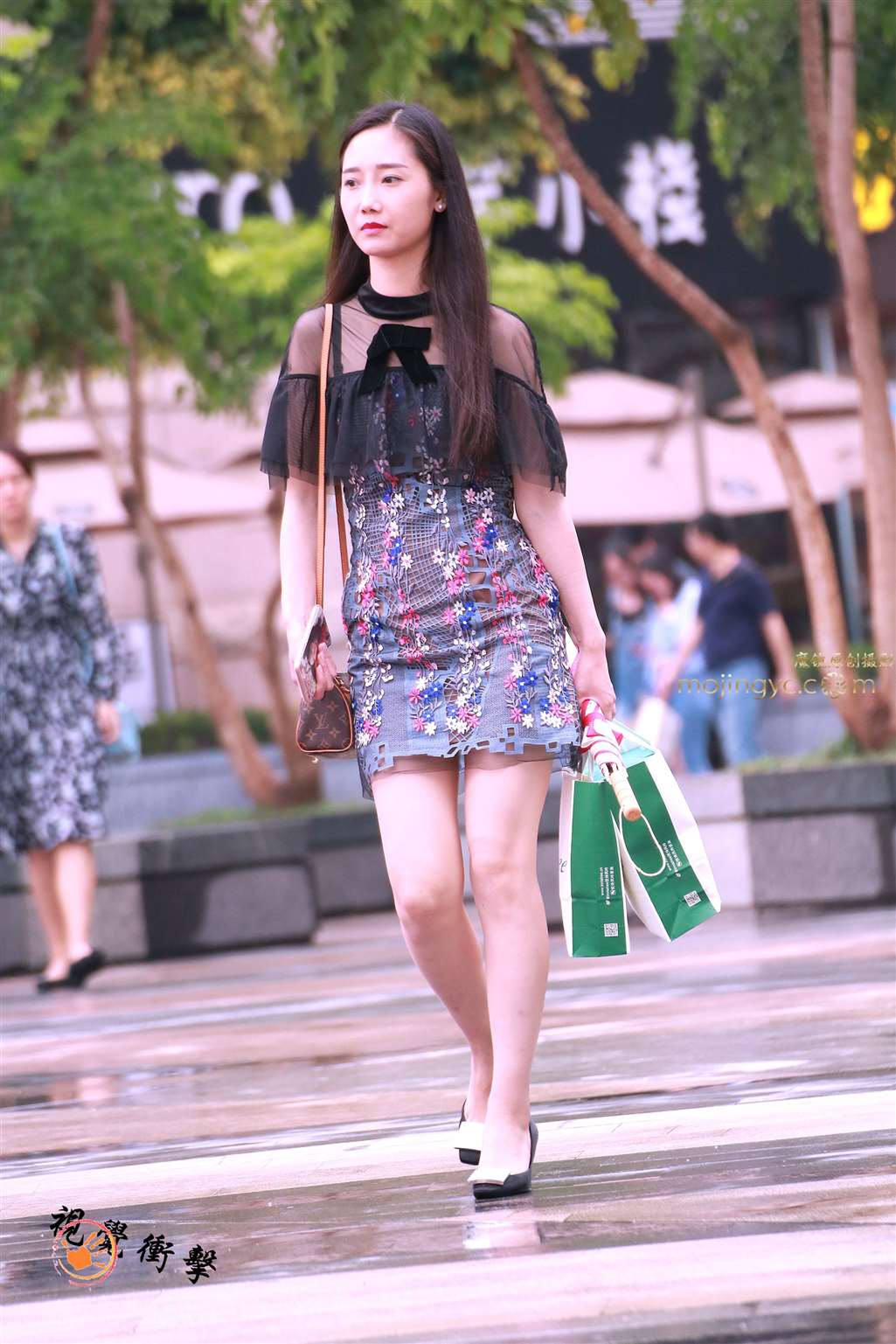 图片[4]-秀发 背带 包臀裙 高跟少妇-街拍流行馆
