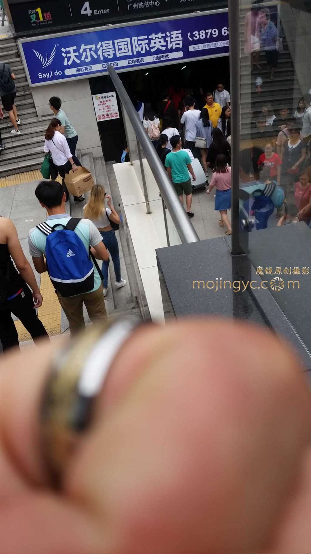 图片[2]-紧身牛仔洋妞-街拍流行馆