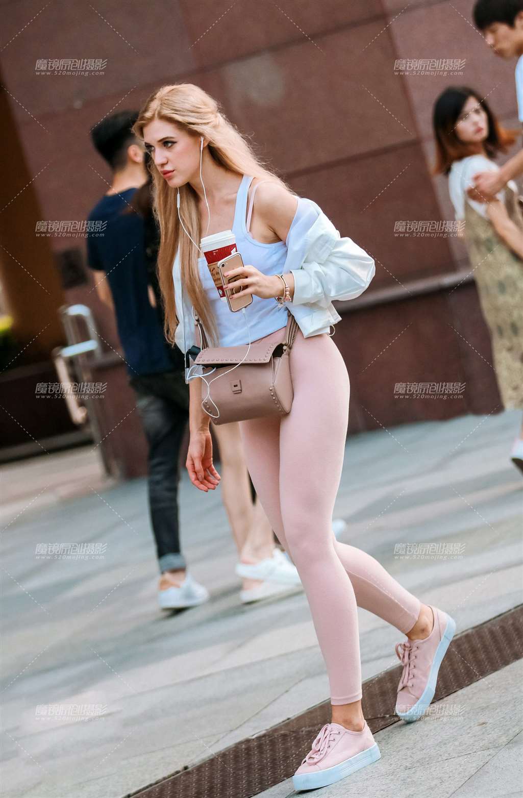 图片[4]-粉色瑜伽裤美臀美女-街拍流行馆