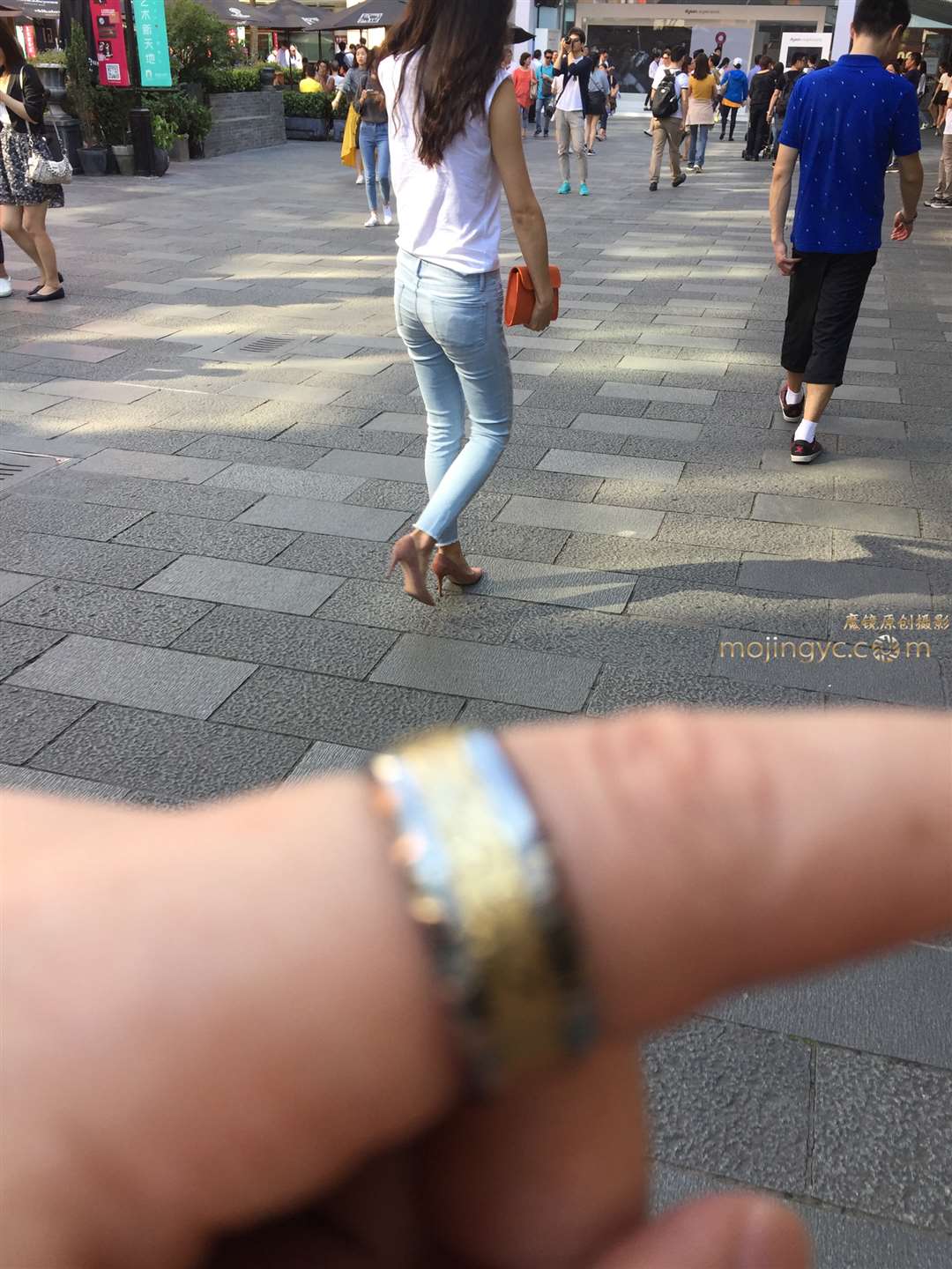 图片[2]-【验证街拍大赛NO.2】神摄手参赛24 高挑，浅蓝紧牛（23P）-街拍流行馆