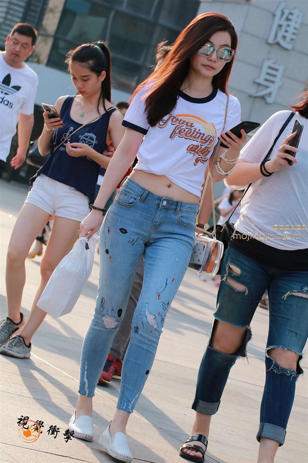 图片[1]-肚脐 浅蓝色紧牛美女-街拍流行馆