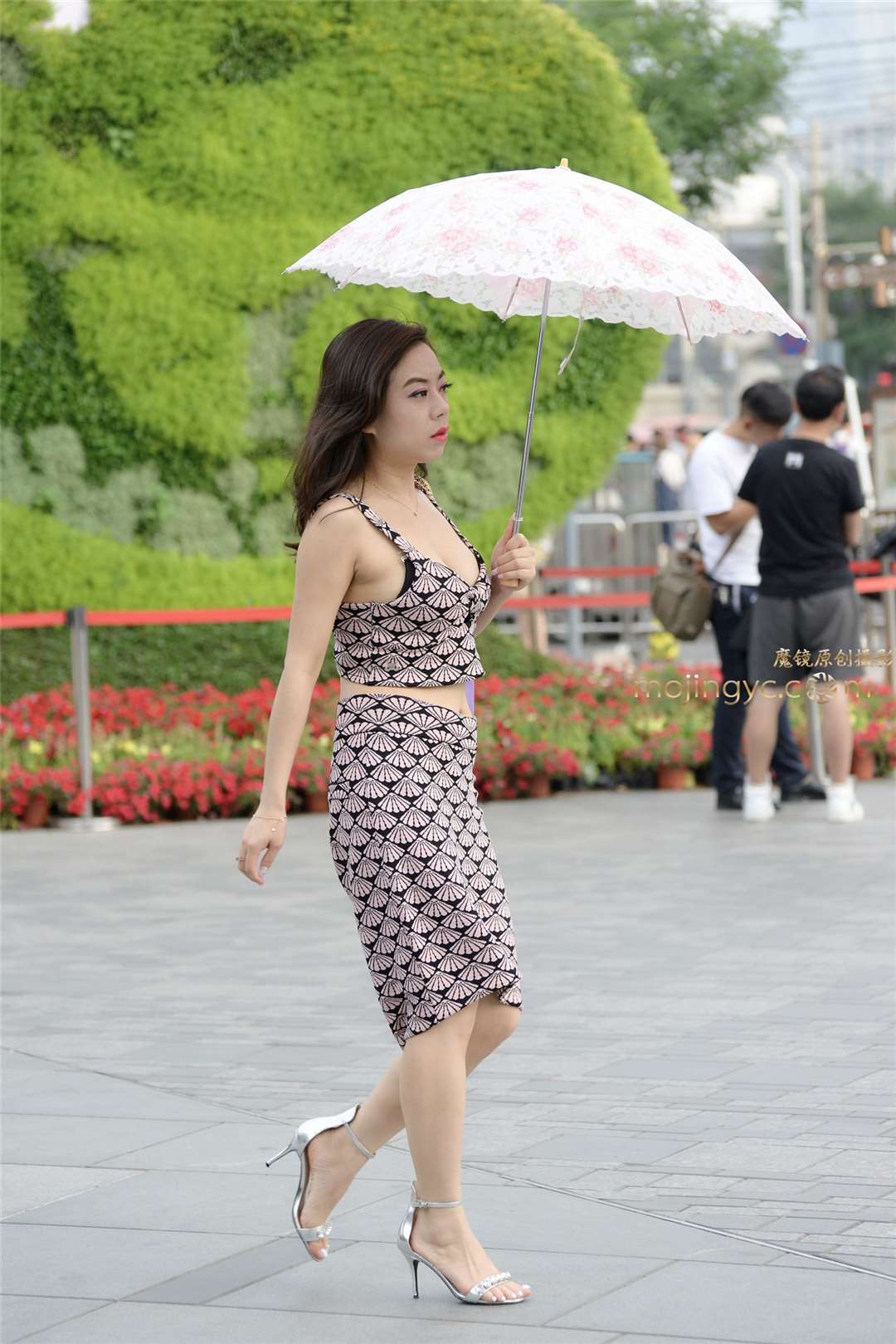 图片[3]-5-31伞下紧身漏脐秀酥胸-街拍流行馆