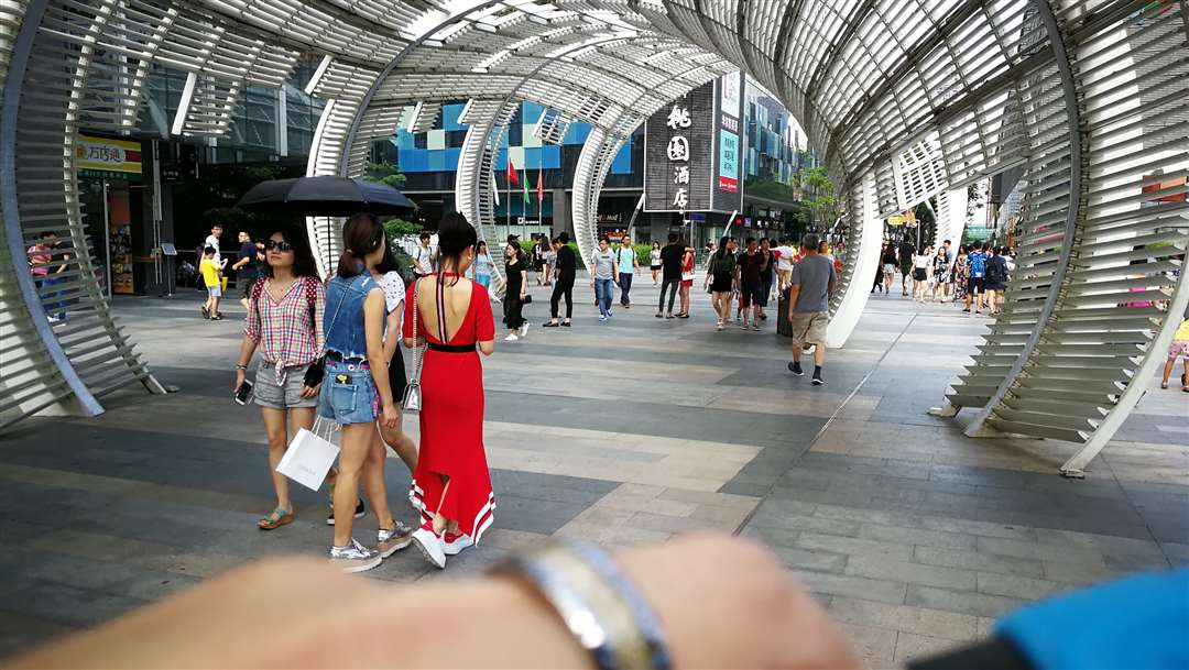 图片[2]-露背连衣裙，运动鞋（10）-街拍流行馆