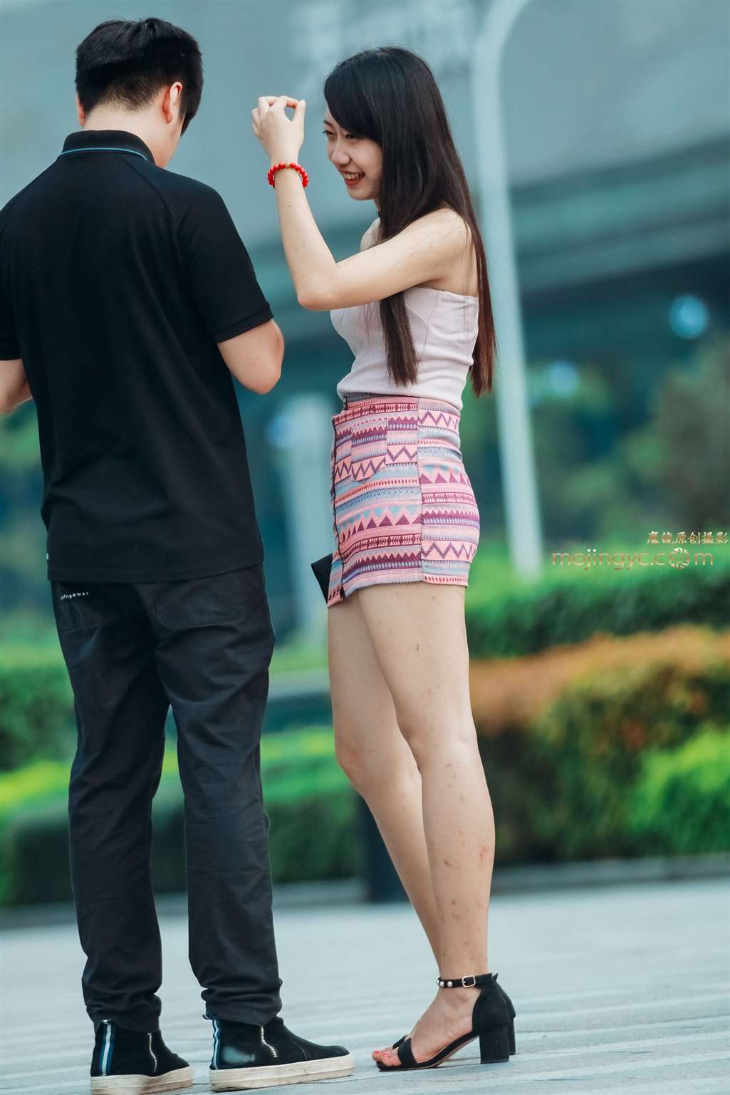 图片[1]-爱笑的女生 看着这腿心疼-街拍流行馆