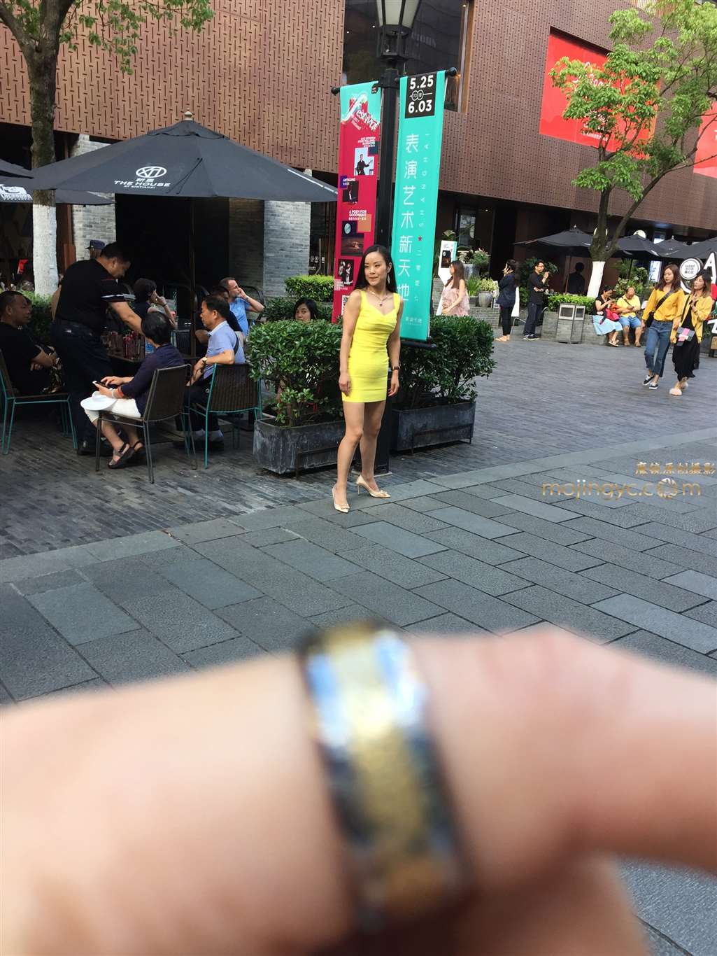 图片[2]-【验证街拍大赛NO.2】神摄手参赛40 黄色露背包臀裙（13P）-街拍流行馆