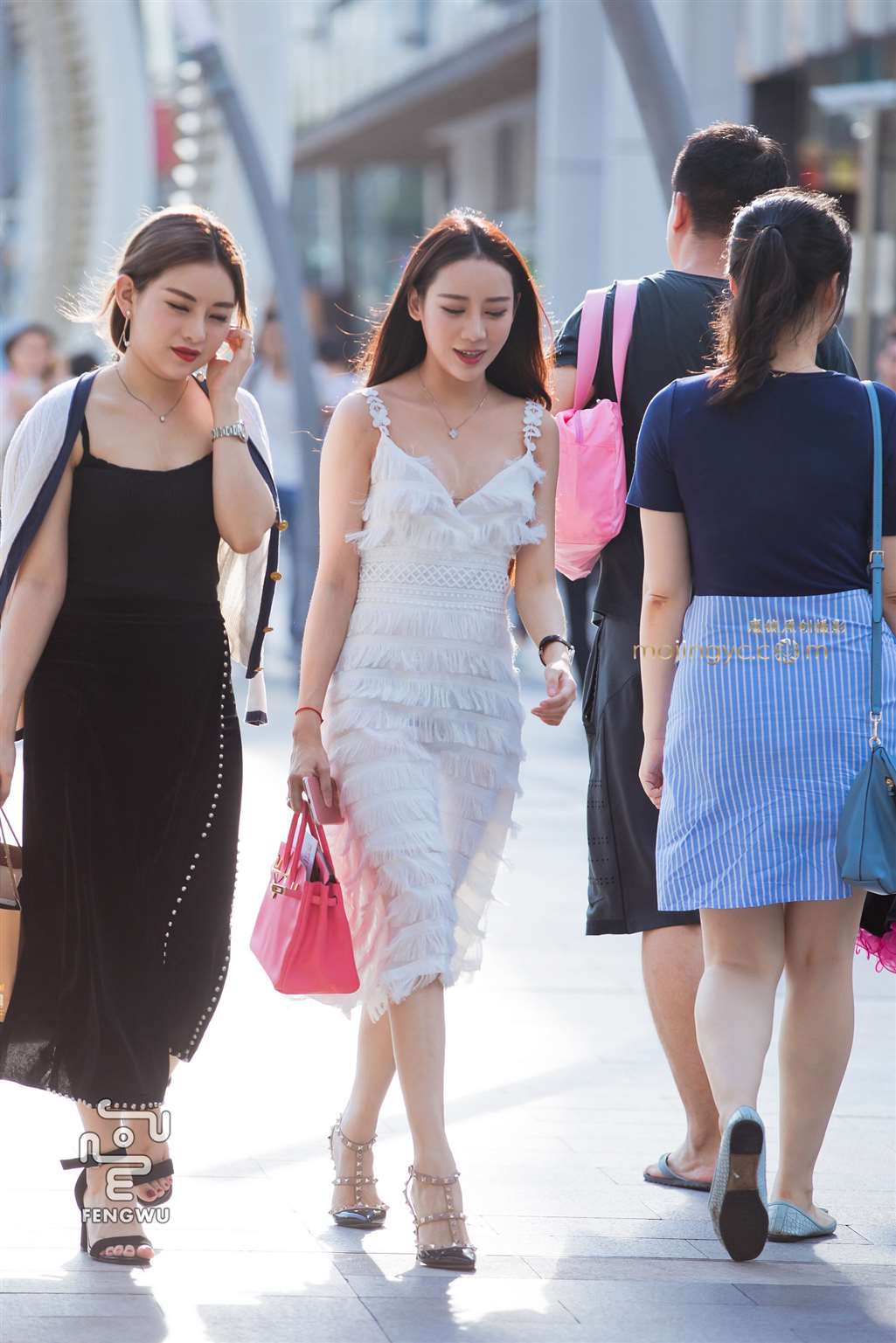 图片[4]-吊带连衣长裙，裸腿，凉高，美女（13）-街拍流行馆