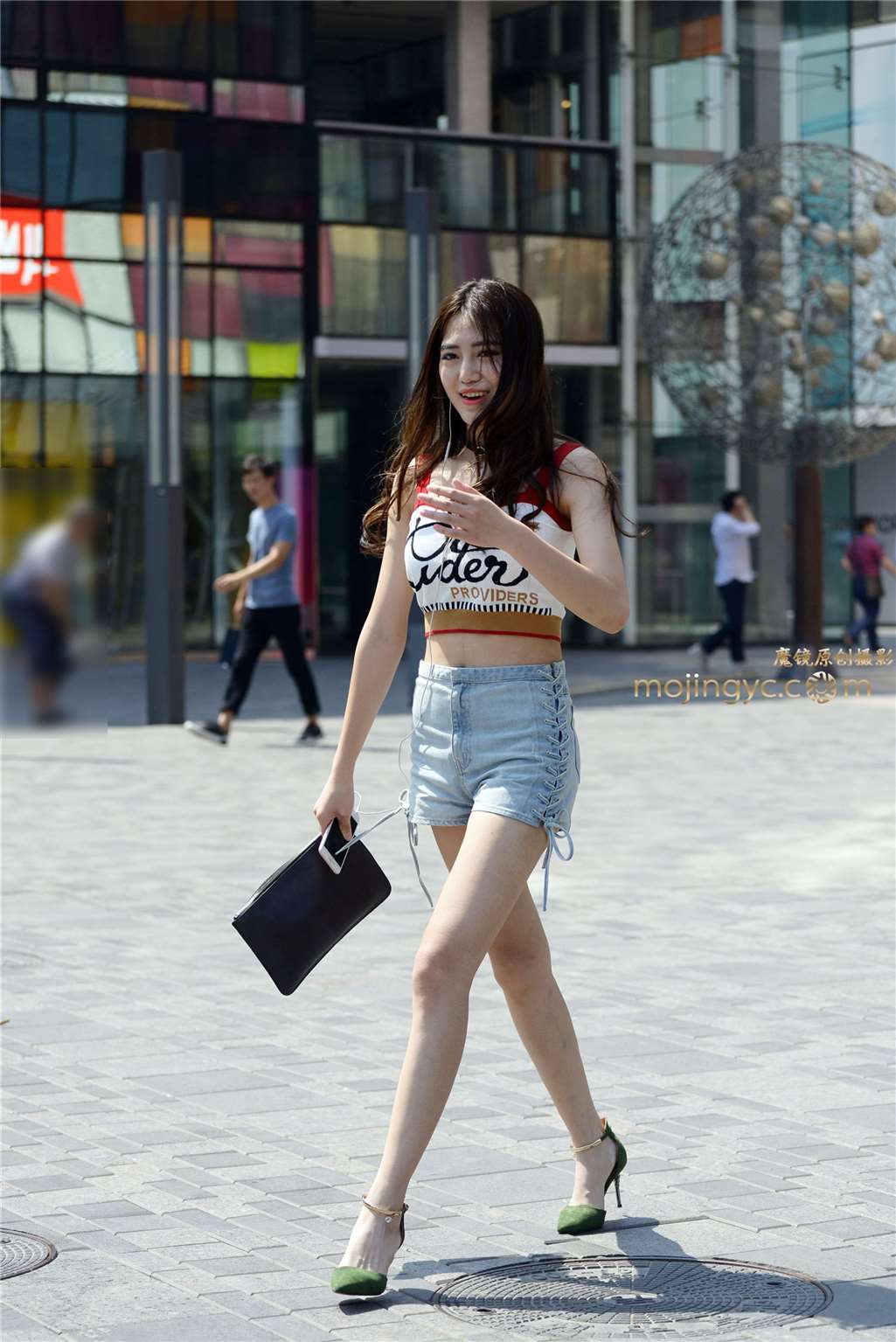 图片[1]-6-7高腰牛仔热裤长腿美女-街拍流行馆