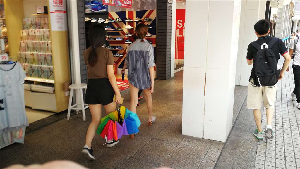 图片[2]-热裤，美腿，美女（10）-街拍流行馆