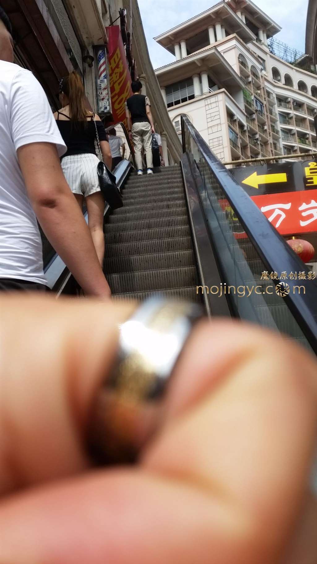 图片[2]-气质长腿轻熟女-街拍流行馆
