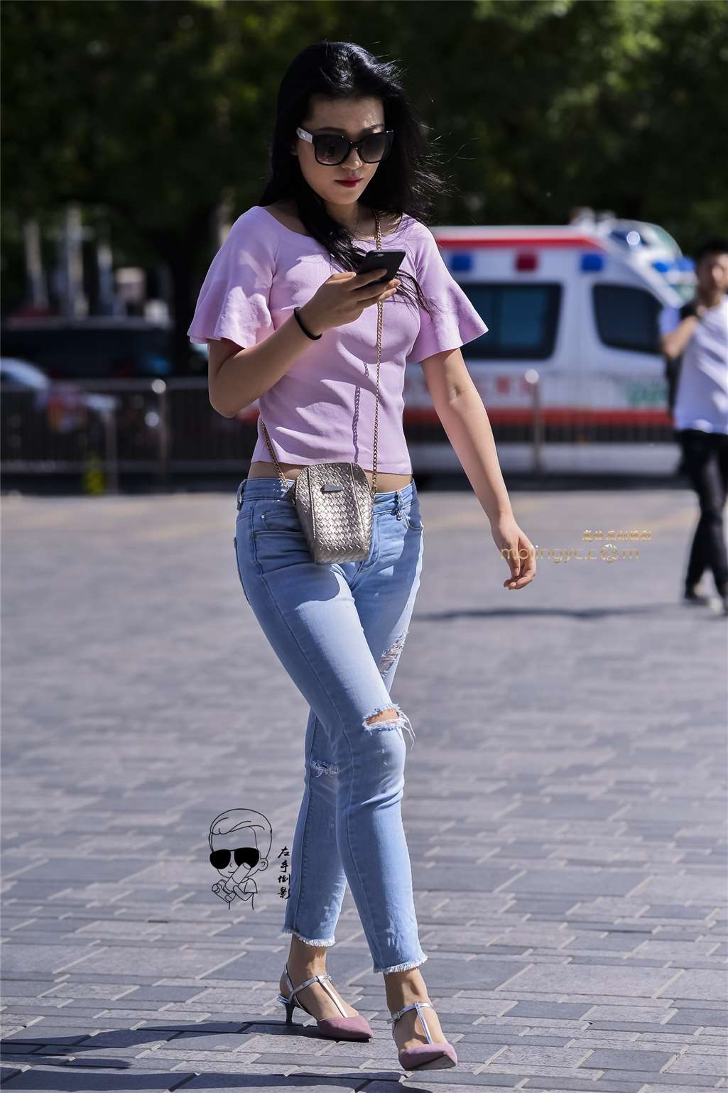 图片[1]-牛仔紧绷显美臀-街拍流行馆