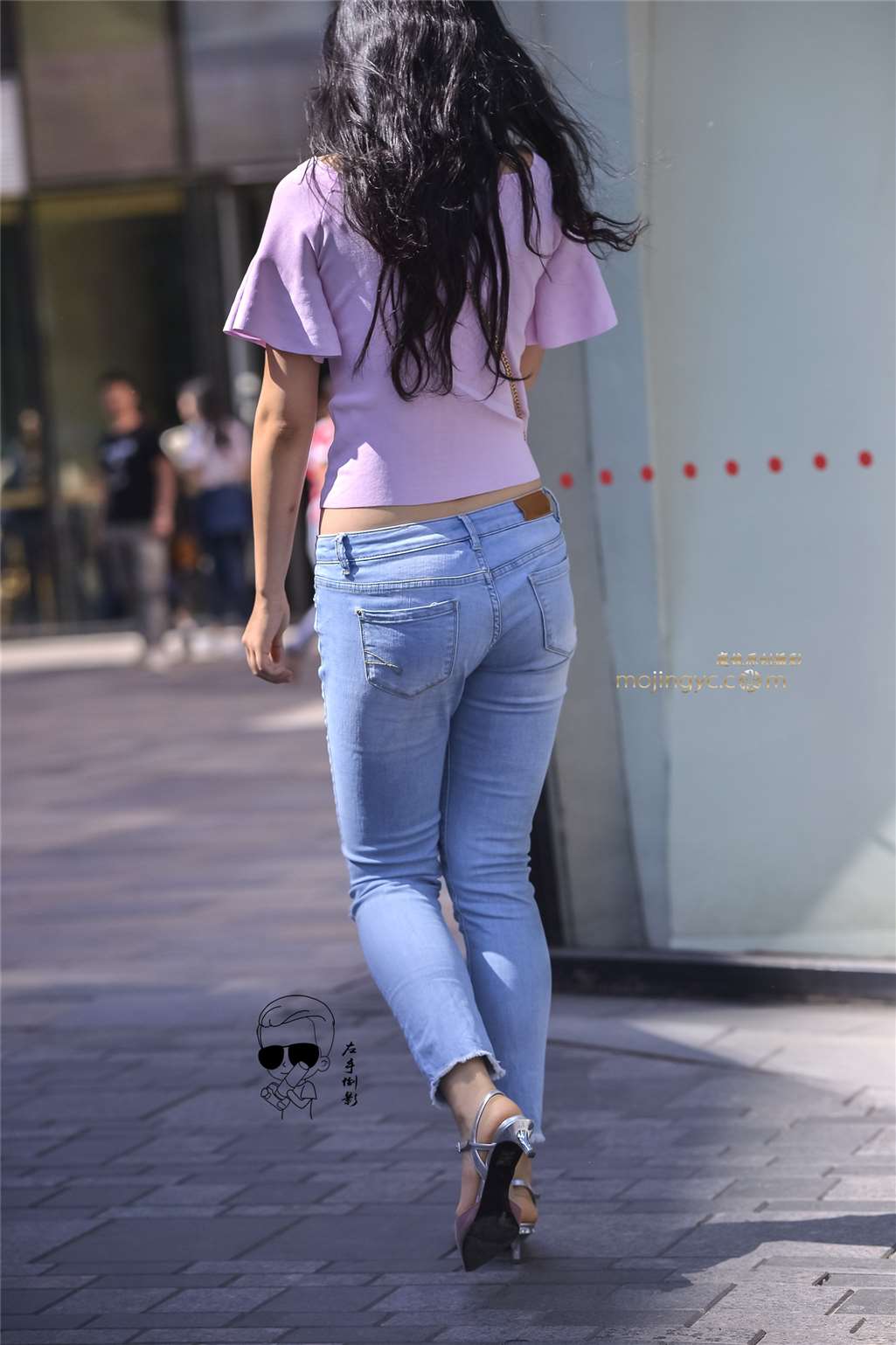 图片[4]-牛仔紧绷显美臀-街拍流行馆