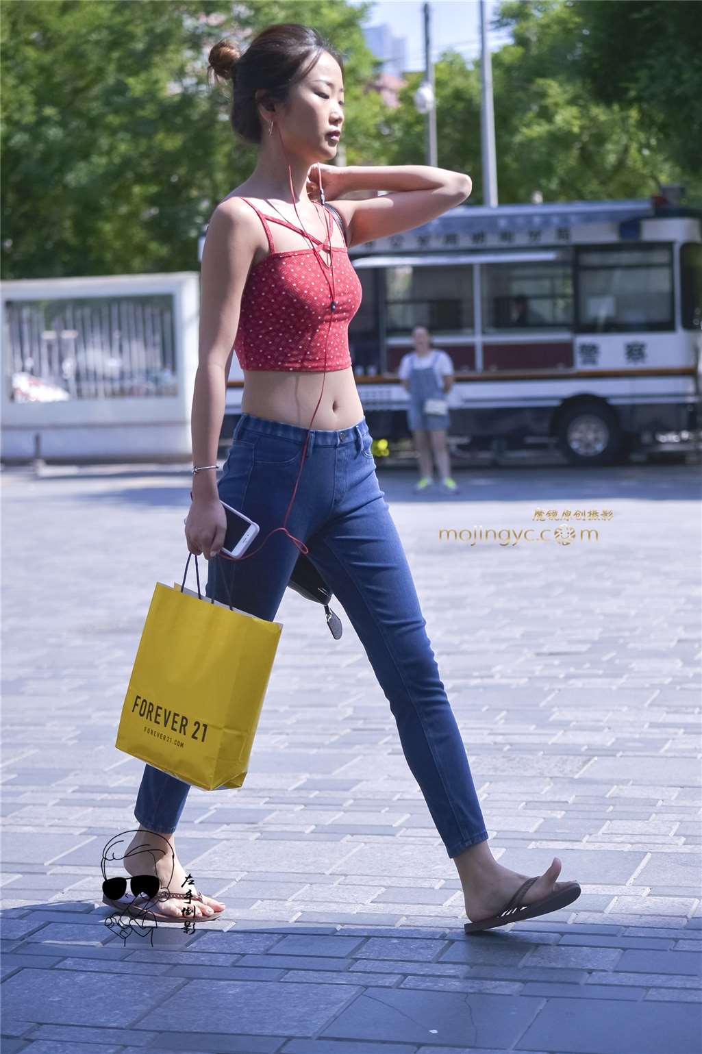 图片[1]-肚脐美女-街拍流行馆