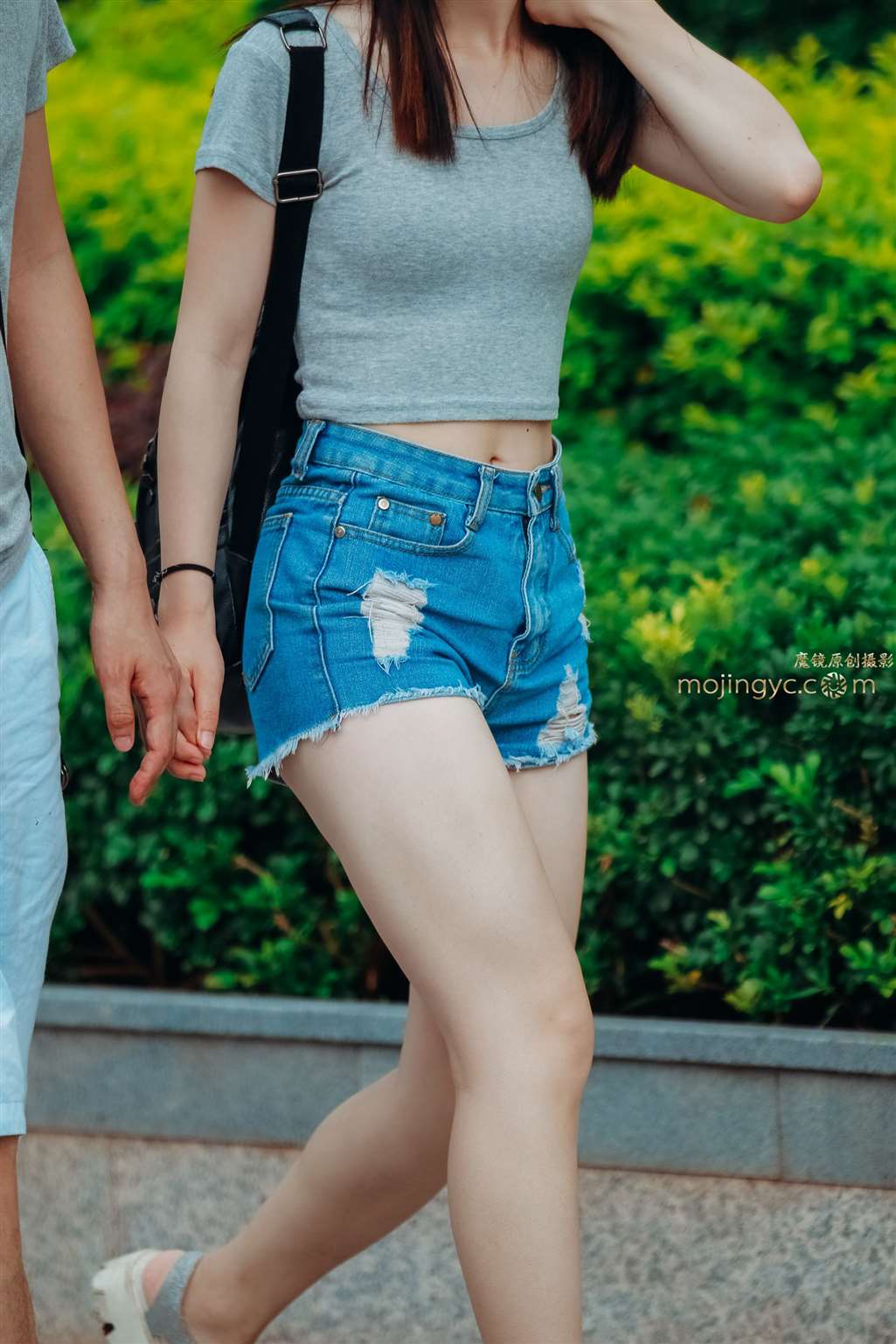 图片[5]-白皙腿 小热裤-街拍流行馆