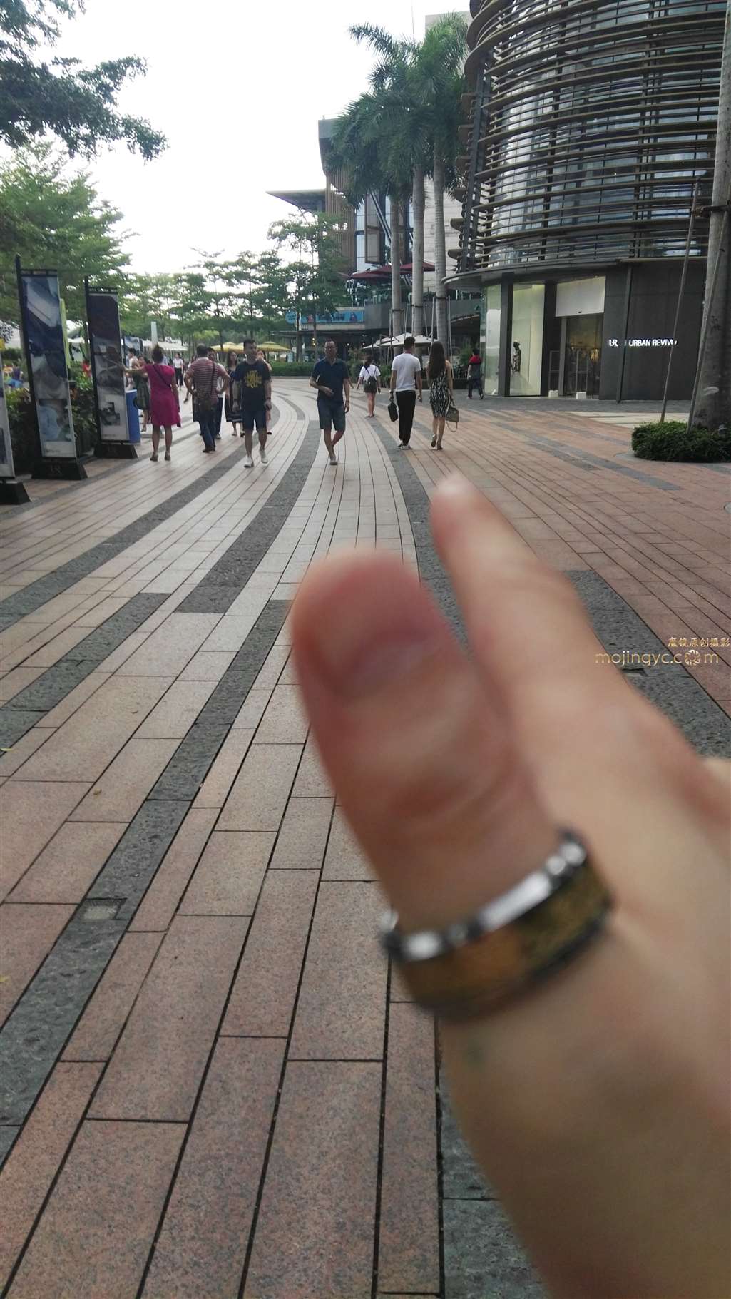 图片[2]-蓝花包裙少妇-街拍流行馆