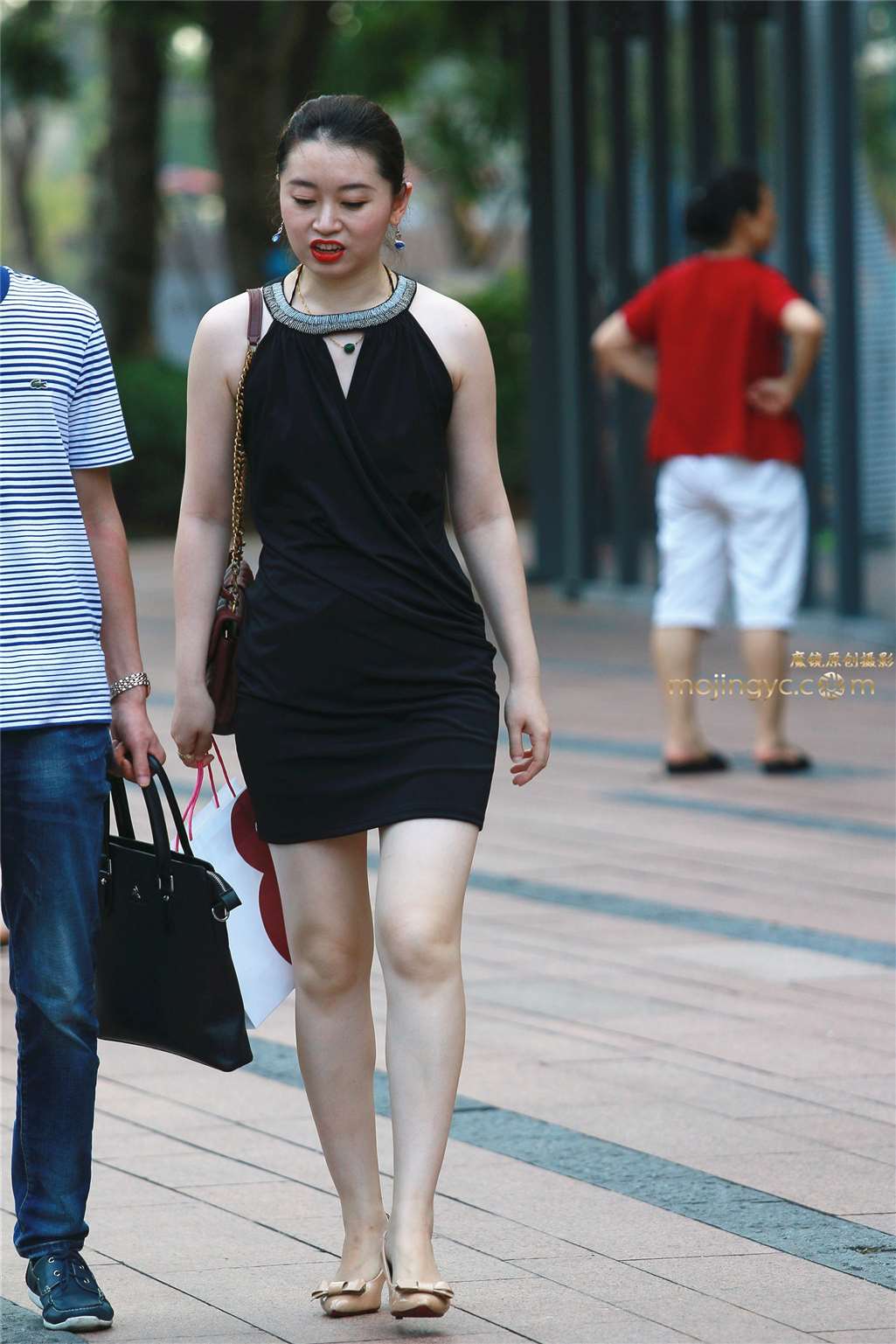 图片[1]-黑包裙少妇-街拍流行馆