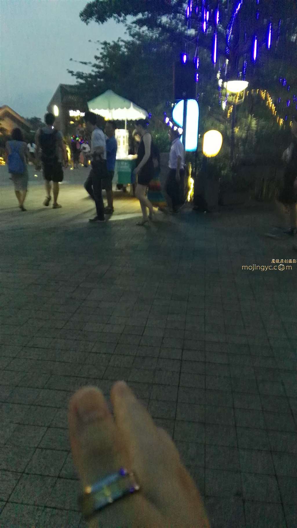 图片[2]-黑包裙少妇-街拍流行馆