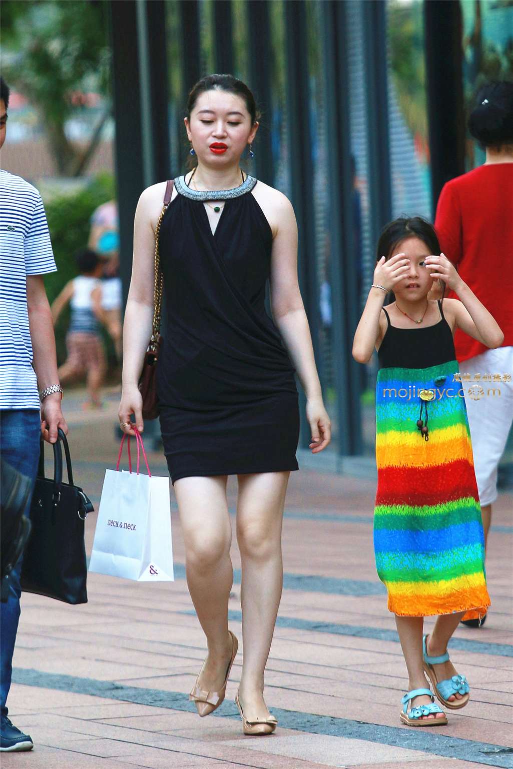 图片[3]-黑包裙少妇-街拍流行馆
