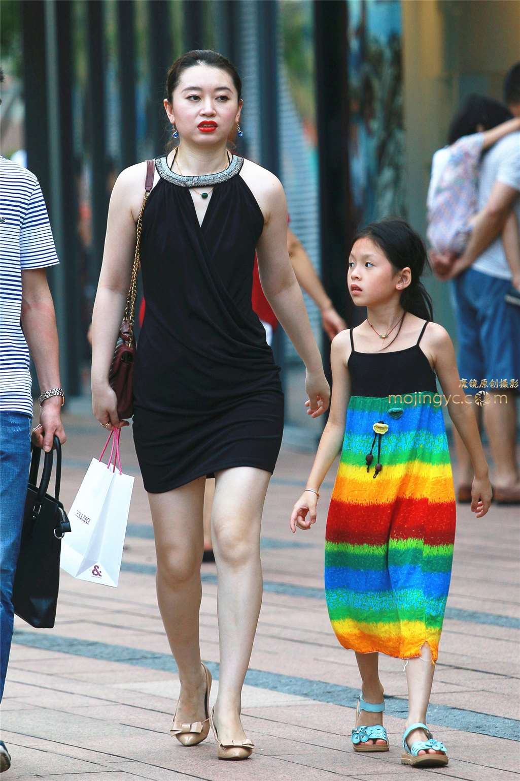 图片[4]-黑包裙少妇-街拍流行馆