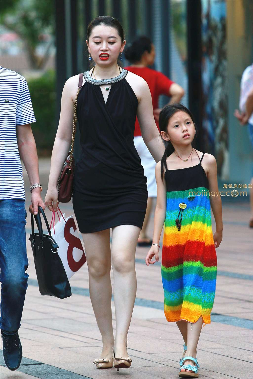 图片[5]-黑包裙少妇-街拍流行馆