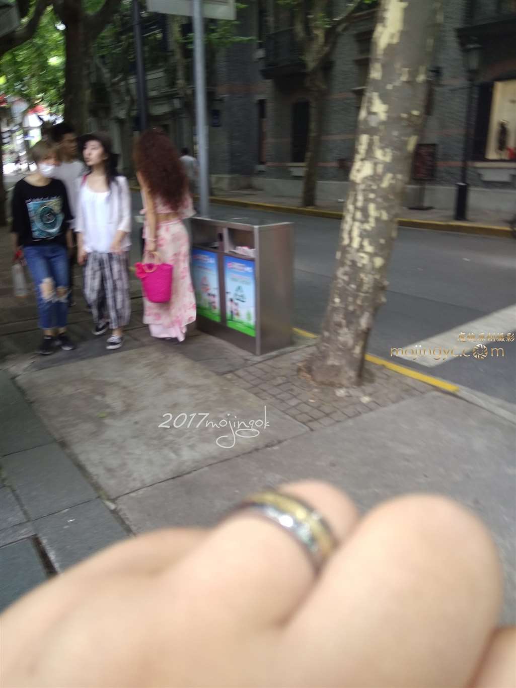 图片[2]-咔喳赛6 熟女长裙配T裤-街拍流行馆