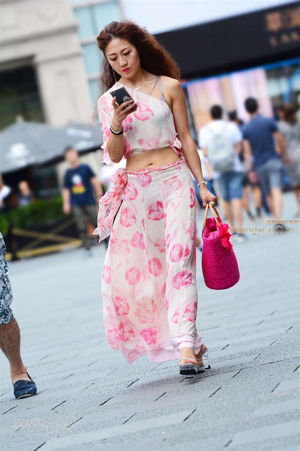 图片[5]-咔喳赛6 熟女长裙配T裤-街拍流行馆