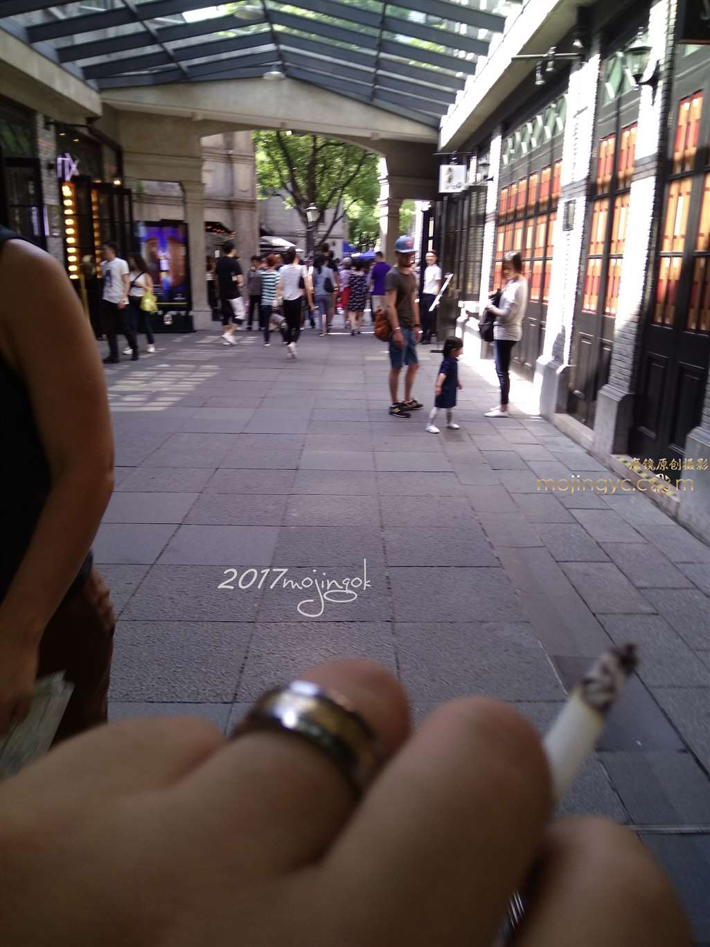 图片[2]-咔喳赛7 难道现在流行内穿T裤-街拍流行馆