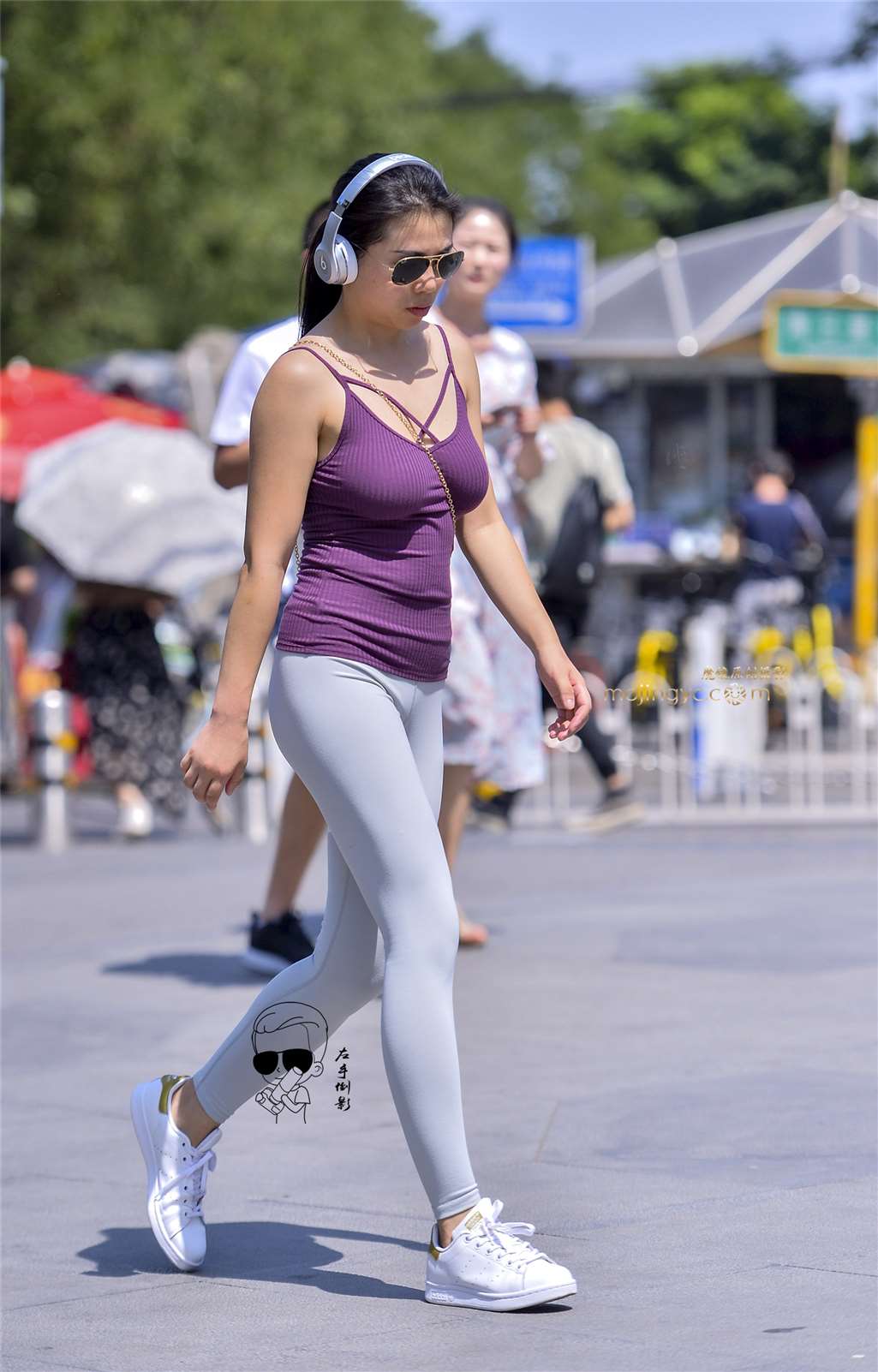 图片[4]-紧抱裤凸显美腿魅力吸晴-街拍流行馆