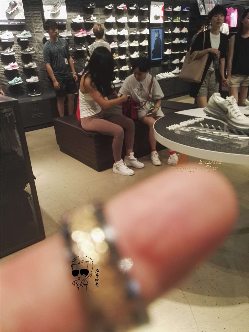 图片[2]-紧抱裤热辣显魅力-街拍流行馆