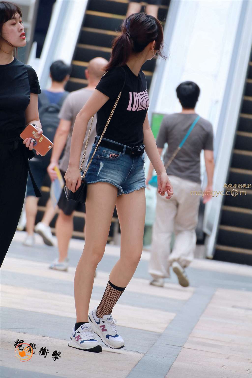 图片[5]-超短热裤美眉-街拍流行馆