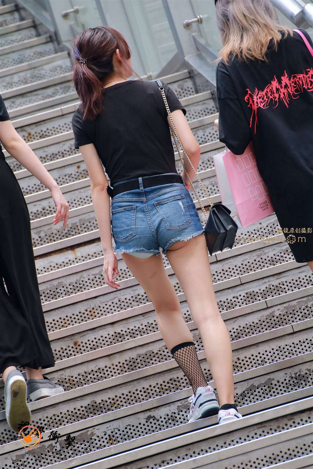 图片[1]-超短热裤美眉-街拍流行馆