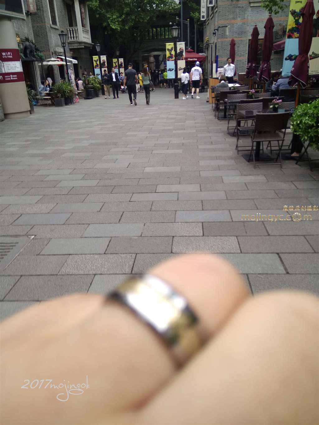 图片[2]-咔喳赛13 裤子非常贴合少妇曲线-街拍流行馆