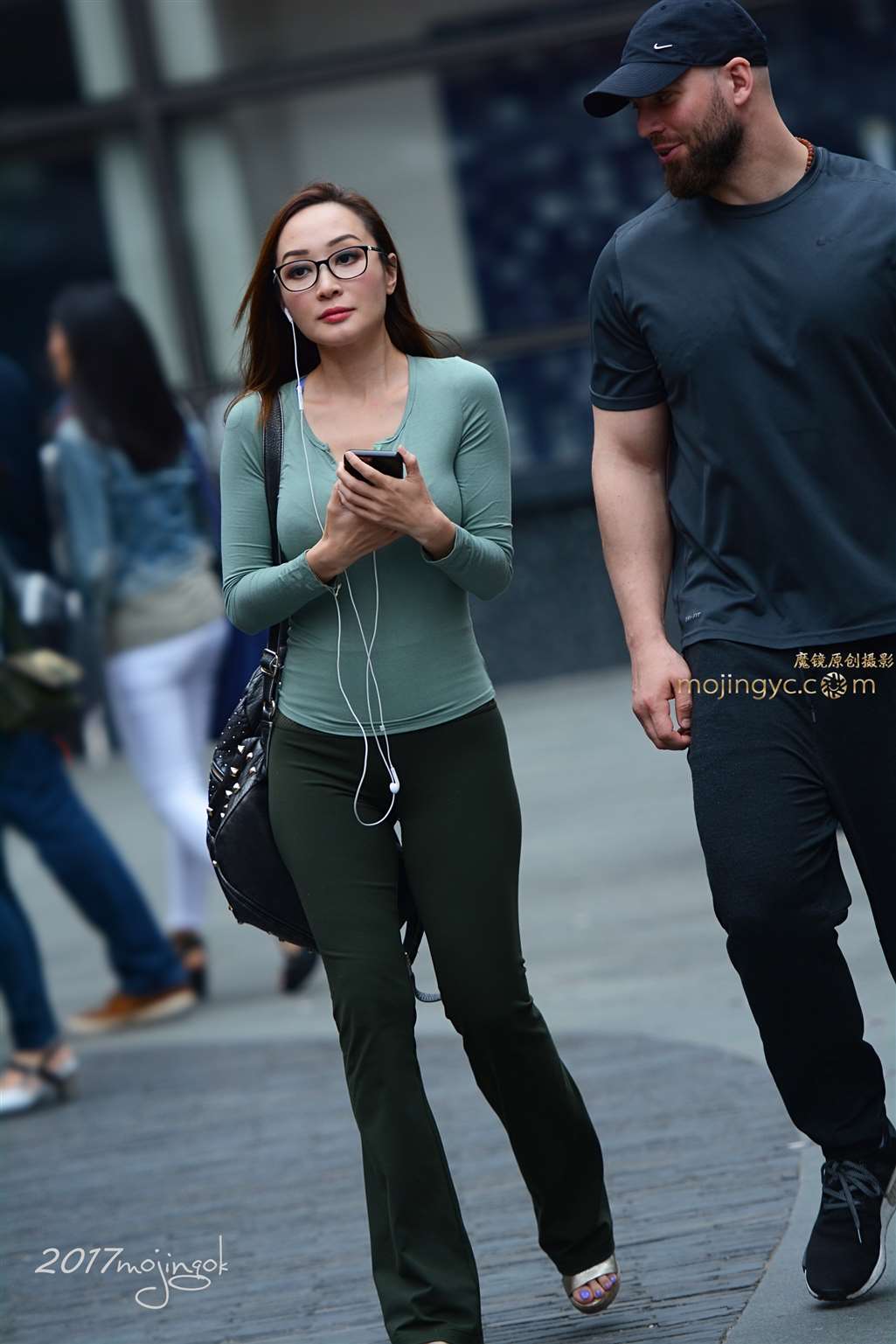 图片[5]-咔喳赛13 裤子非常贴合少妇曲线-街拍流行馆