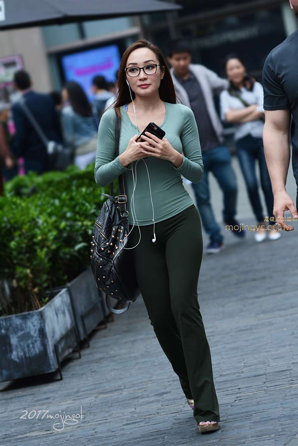 图片[1]-咔喳赛13 裤子非常贴合少妇曲线-街拍流行馆