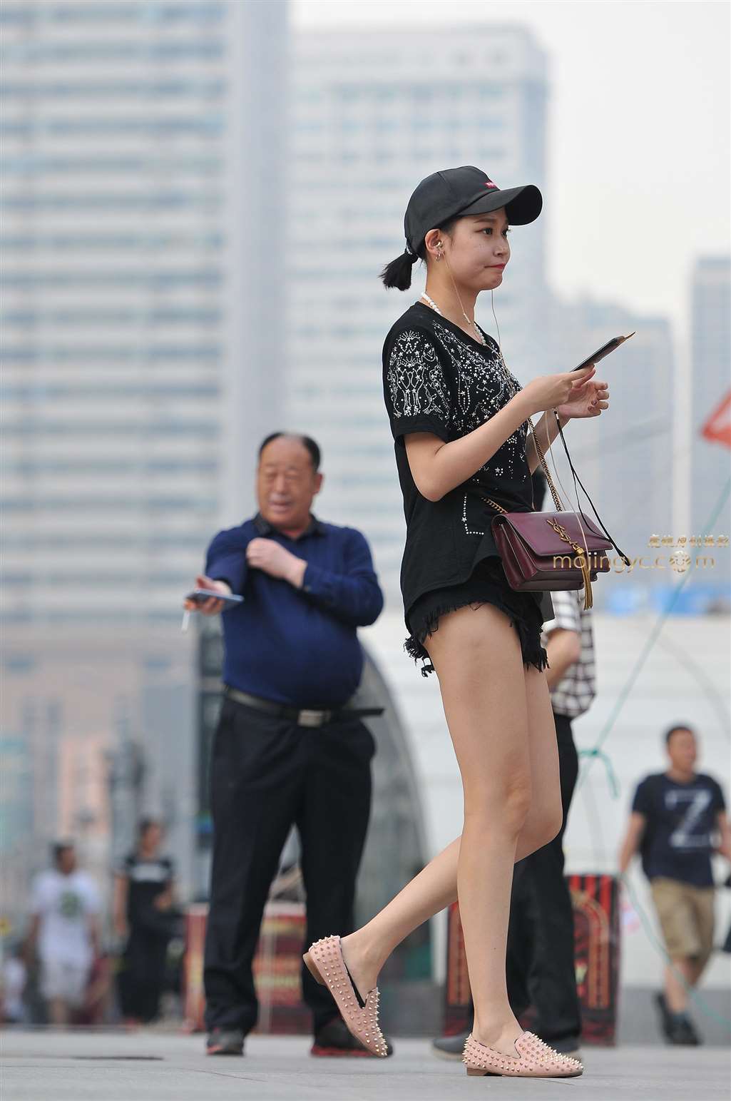 图片[2]-黑色超短热裤-街拍流行馆
