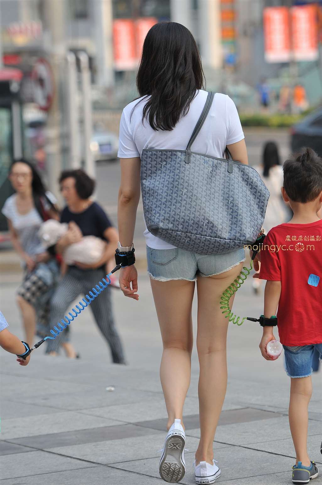图片[2]-丰韵少妇热裤月牙儿-街拍流行馆