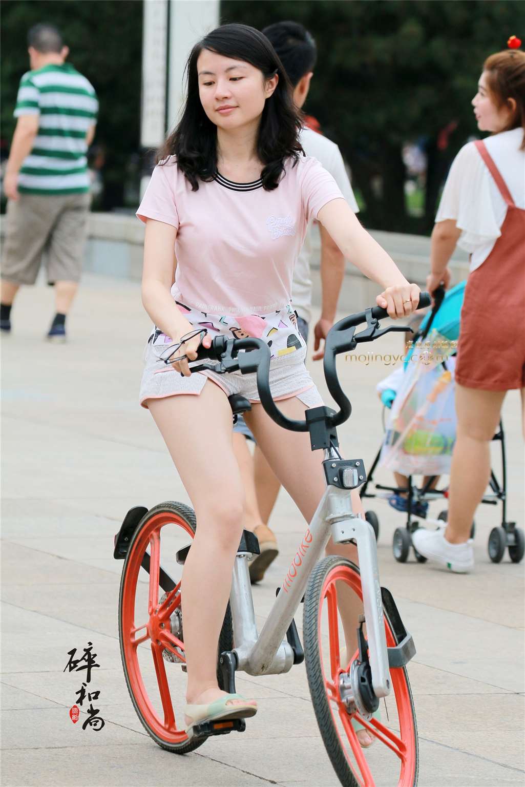 图片[1]-骑单车的短裤小姑娘-街拍流行馆