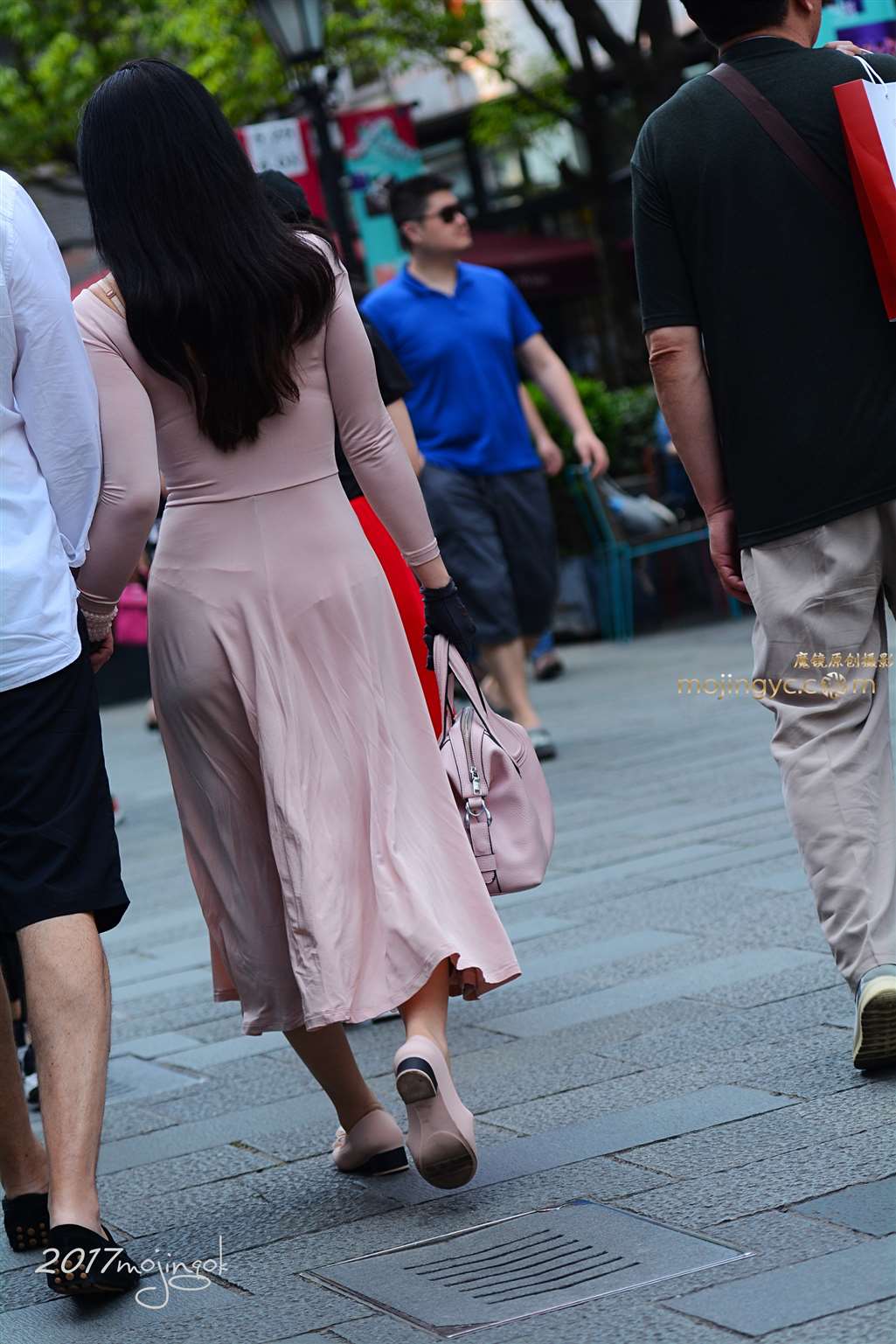 图片[1]-咔喳赛22 长裙少妇 貌似T裤-街拍流行馆