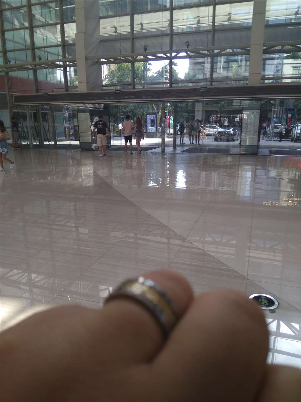 图片[2]-咔喳赛23 俄妞牛仔热裤-街拍流行馆