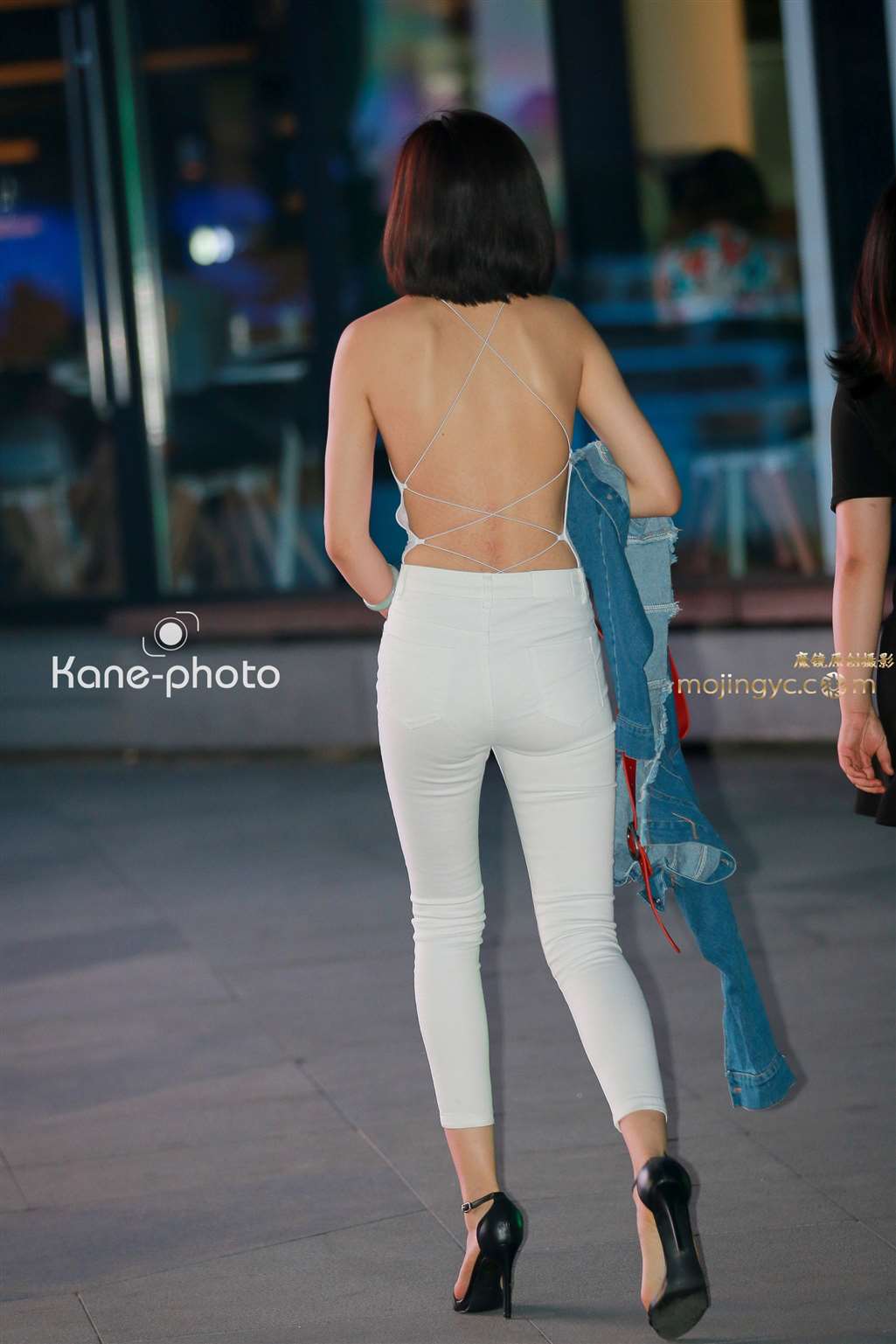 图片[1]-夜色撩人 迷人的背影让荷尔蒙躁动-街拍流行馆