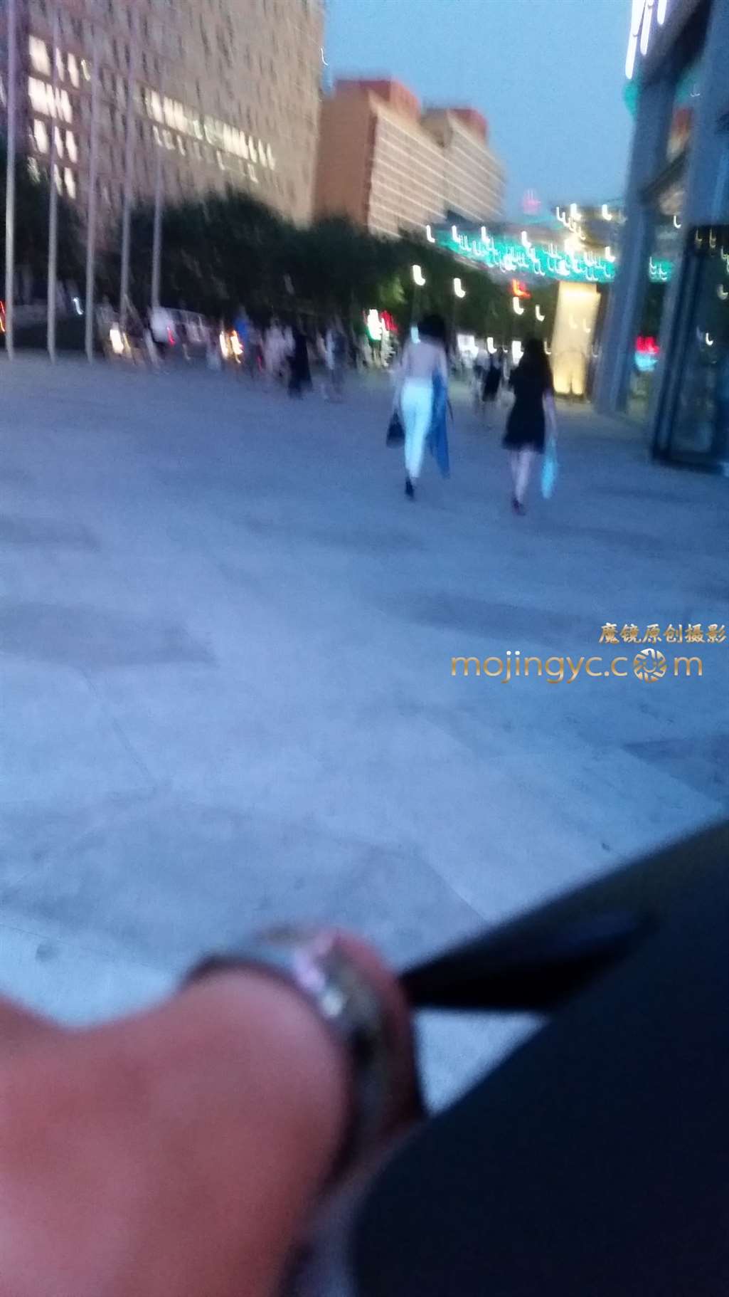 图片[4]-夜色撩人 迷人的背影让荷尔蒙躁动-街拍流行馆