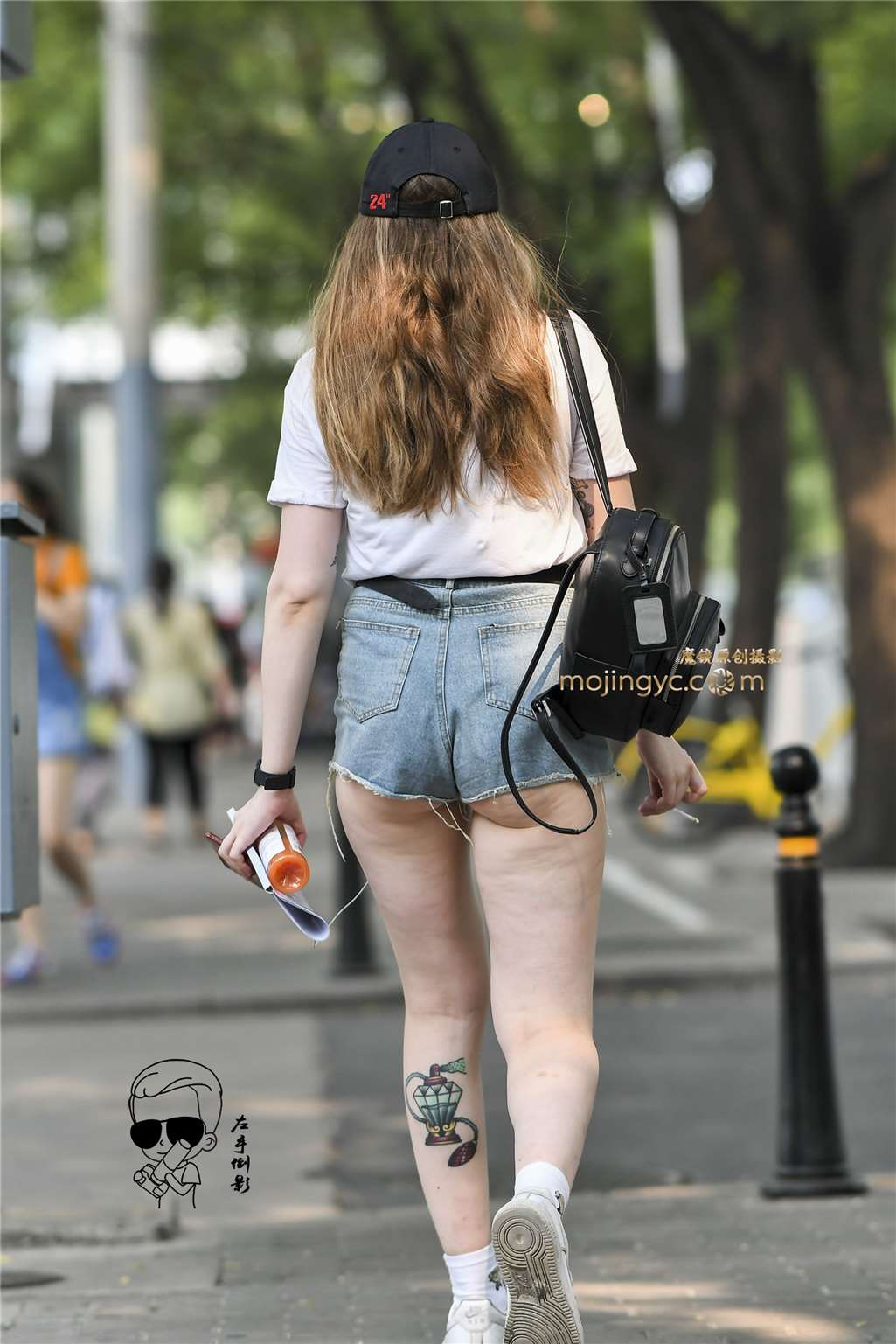 图片[1]-美女热裤突显大美臀-街拍流行馆