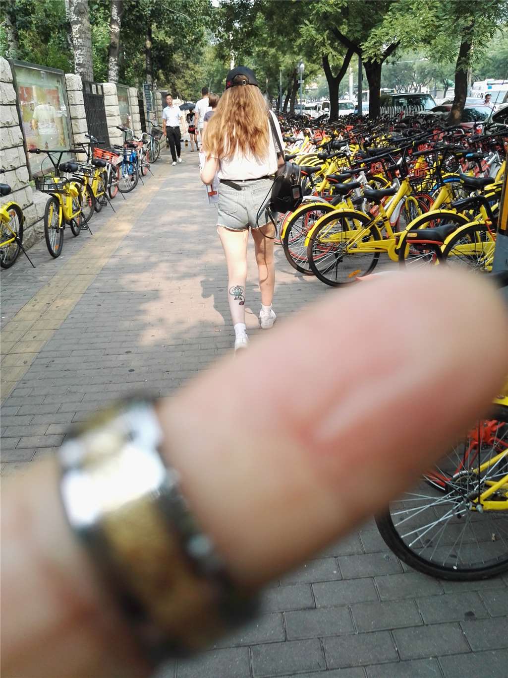 图片[2]-美女热裤突显大美臀-街拍流行馆
