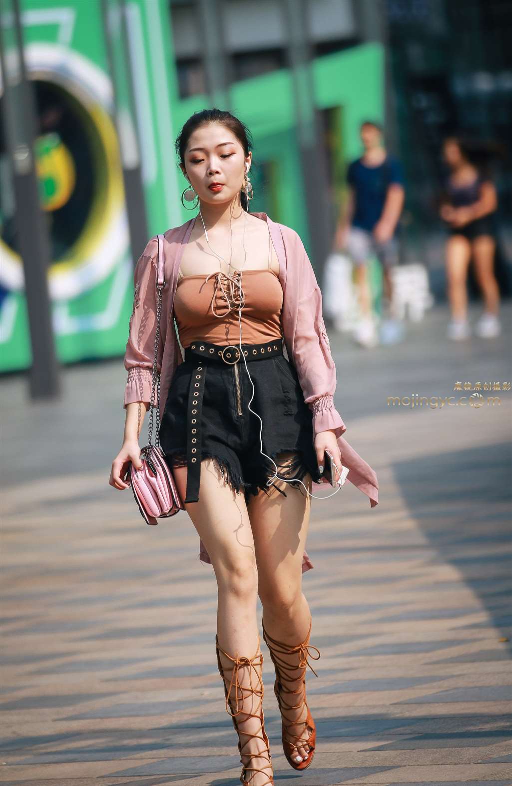 图片[3]-长腿长靴-街拍流行馆